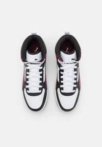 Baskets montantes en matériau synthétique noir, blanc et bordeaux. Accents texturés, lacets plats et un logo au niveau du talon.