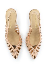 Sandali con tacco aperti sulla punta in un morbido colore rosa, con design a strati e cinturini e dettagli dorati sulla soletta interna.