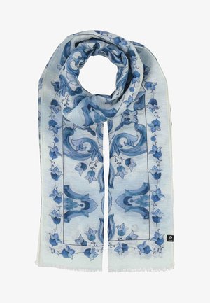 Jasnoniebieski szalik z ciemnoniebieskimi kwiatowymi i ornamentalnymi wzorami, luźno złożony w pętlę z frędzlami na brzegach i małą czarną metką.
