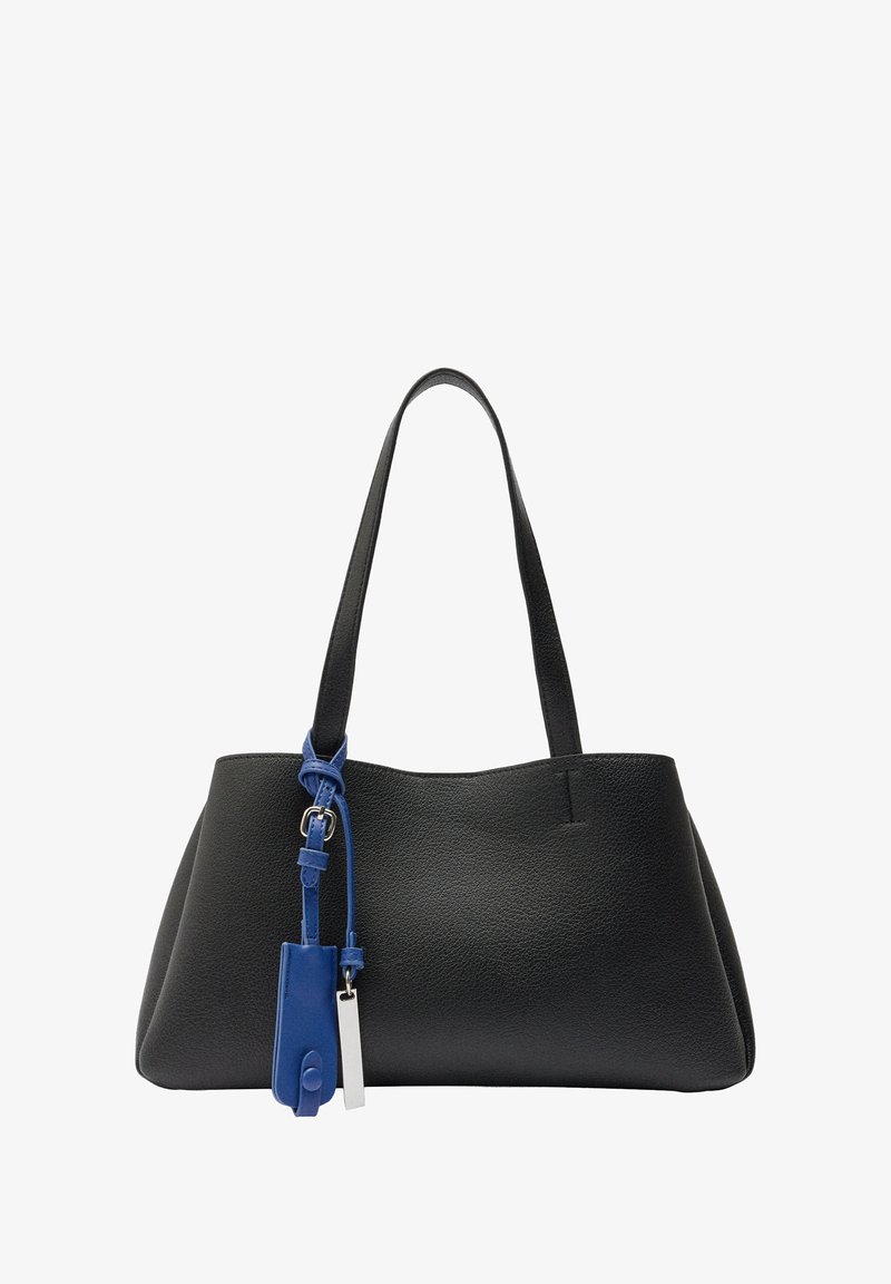 Czarna skórzana torebka na dwa uchwyty z małą niebieską skórzaną metką i prostokątnym srebrnym ozdobnym zawieszką na jednym pasku.
