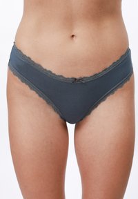 Grijze onderbroek met kanten rand, afgewerkt met een gladde stof, voorzien van een delicate strikaccent bij de tailleband en gegolfde randen.