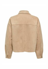 Veste beige en daim à manches longues avec col large, couture sur le haut du dos et poignets boutonnés, vue de dos.