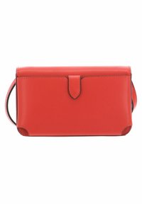 Sac à main en cuir rouge de forme rectangulaire, avec une texture lisse et un rabat frontal. Il dispose d'une bandoulière amovible et de bords nets.