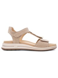 Beige suède sandaal met open teen, verstelbare enkel- en teenriempjes, gewatteerd voetbed en licht textuurrijke rubberen zool, geschikt voor casual gebruik.