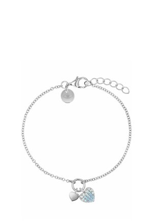 Bracciale a catena in argento con due charm a forma di cuore, uno semplice e uno incastonato con piccole pietre blu e trasparenti, e una chiusura a moschettone.