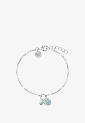 Silbernes Kettenarmband mit zwei herzförmigen Anhängern, einer schlicht und einer mit kleinen blauen und klaren Steinen besetzt, und einem Karabinerverschluss.