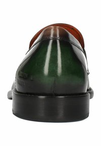Scarpe di pelle con una finitura sfumata di verde scuro e marrone, punta affusolata e texture liscia. Presentano una suola nera e un branding discreto.