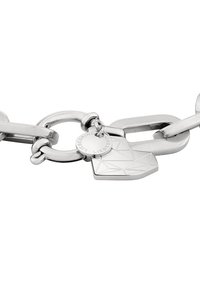 Bracelet en chaîne métallique en argent, présentant de grands maillons ovales et un charme géométrique avec un motif texturé. Fini poli pour un look élégant.