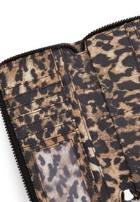 Leopardenmuster Reißverschluss-Geldbörse mit mehreren Kartenfächern und einem klaren Ausweisfenster. Hergestellt aus strukturiertem synthetischem Material in Beige und Schwarz.