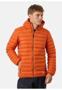Heldere oranje pufferjack met een ritssluiting aan de voorkant en een capuchon, met een gequiltde textuur, elastische manchetten en zijzakken. Logo op de borst.
