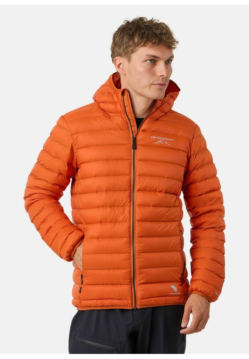 Heldere oranje pufferjack met een ritssluiting aan de voorkant en een capuchon, met een gequiltde textuur, elastische manchetten en zijzakken. Logo op de borst.