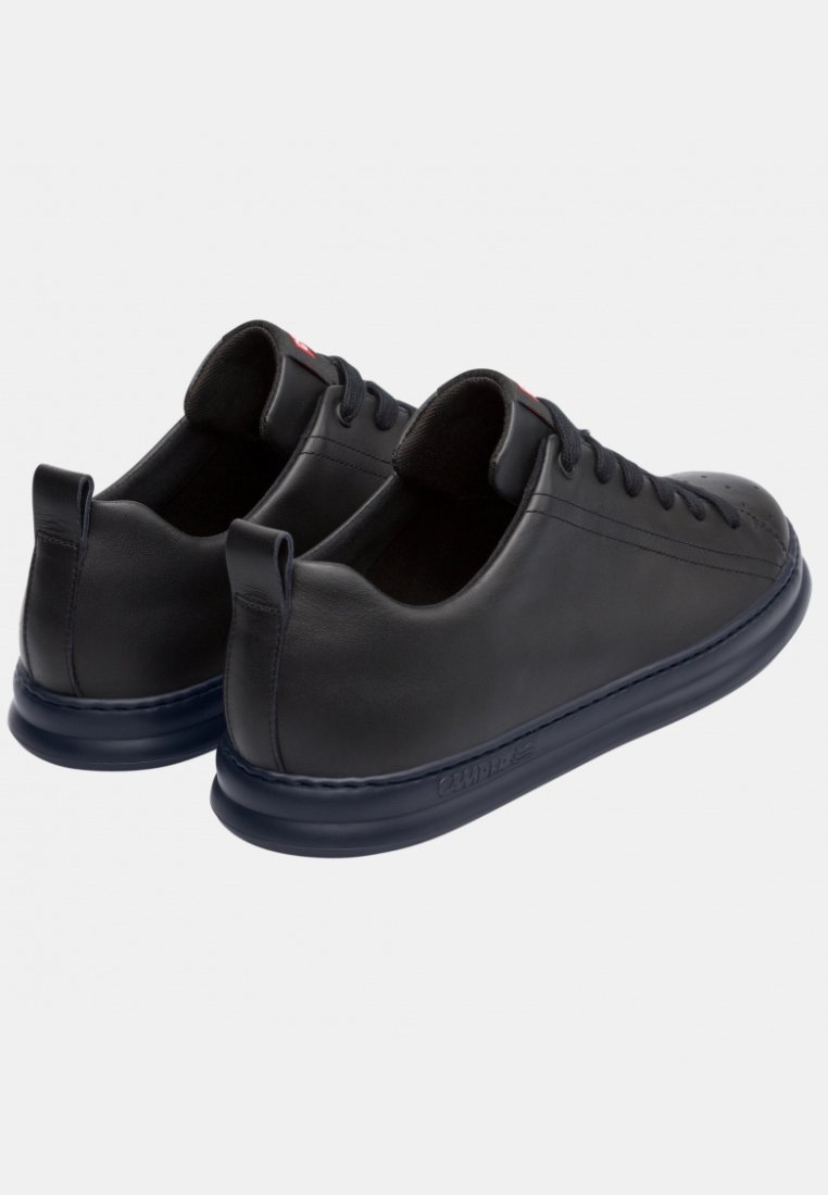 Zwarte leren sneakers met een gladde afwerking, ronde neus en contrasterende blauwe rubberen zool. Voorzien van zes veterogen en een logo-opdruk op de hiel.