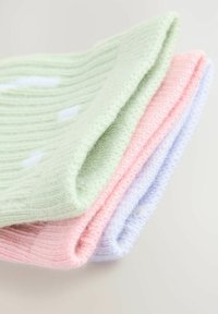 Drei Paar weiche, gerippte Socken in Hellgrün, Pink und Lavendel, wobei das grüne Paar ein feines weißes Punktemuster aufweist.