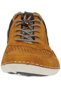 Bruine suède schoen met mesh accenten, elastische veters, contrasterende stiksels en een geschuurd rubberen zool. Rondneus ontwerp, casual stijl.