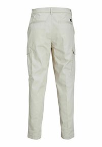 Pantaloni cargo beige realizzati in tessuto resistente, dotati di molteplici tasche, taglio dritto e cuciture rinforzate per una maggiore robustezza.
