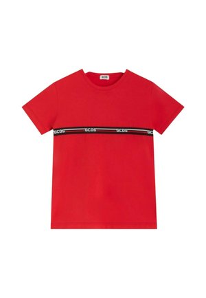 T-shirt rouge à manches courtes avec une bande horizontale noire et blanche sur la poitrine avec le texte répété GCDS.