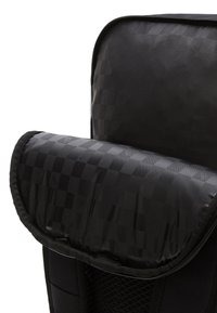 Svart ryggsäck med en rutigt vadderad klaff, hållbart material, dragkedjestängning och mesh-detaljer på sidorna.