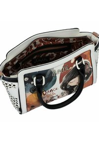Bolso de mano de cuero blanco con acentos negros, que presenta un diseño artístico colorido en la parte frontal y un interior estampado, que incluye múltiples compartimentos.
