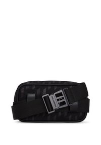 Borsa rettangolare nera realizzata in materiale testurizzato, con un motivo geometrico, tracolla regolabile e una chiusura con fibbia nera prominente.