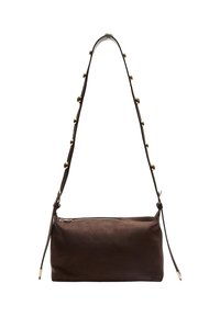 Braune Wildleder-Crossbody-Tasche mit schlanker, rechteckiger Form, einem Reißverschluss und einem Gurt, der mit goldenen, kugelförmigen Akzenten verziert ist.