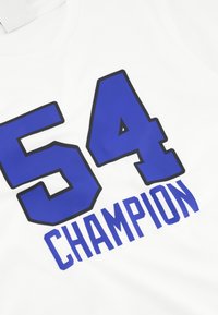 Weißes T-Shirt mit der auffälligen blauen Zahl "54" und dem Text "CHAMPION". Das Design umfasst schwarze Umrandungen um die Grafiken. Glatte Textur.