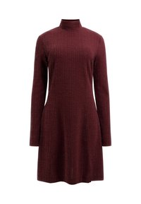 Robe longue en maille bordeaux à manches longues avec de subtiles rayures verticales scintillantes et un col montant, cintrée à la taille et évasée légèrement à l'ourlet.