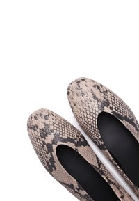 Bailarinas con un estampado de serpiente texturizado en tonos marrones y negros, con puntera redonda y detalles recortados en la parte delantera, que exhiben un interior negro suave.