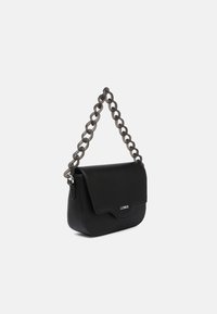 Borsa a spalla in pelle nera con chiusura a patta, dotata di una catena spessa come tracolla e un logo discreto sul fronte, texture liscia e bordi arrotondati.