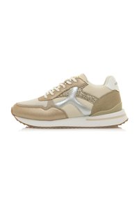 Sneaker beige e oro con accenti in rete e glitter, dotate di un logo argenteo, design con lacci e suola bianca imbottita.