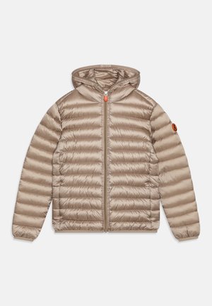 Doudoune légère beige avec capuche, fermeture éclair frontale, poignets élastiques, matelassage horizontal et logo circulaire orange sur la manche gauche.