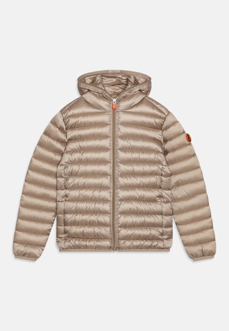 Doudoune légère beige avec capuche, fermeture éclair frontale, poignets élastiques, matelassage horizontal et logo circulaire orange sur la manche gauche.