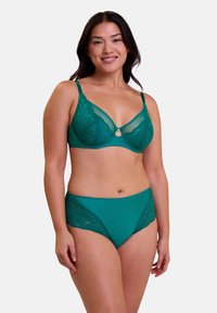 Ensemble de lingerie teal comprenant un soutien-gorge avec dentelle et un détail en clé de serrure, accompagné d'une culotte taille haute assortie avec des accents en dentelle sur les côtés. Texture lisse.