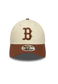 Gorra de béisbol crema con visera marrón y logotipo "B" bordado en marrón. Presenta un ala curva y una correa ajustable en la parte posterior.