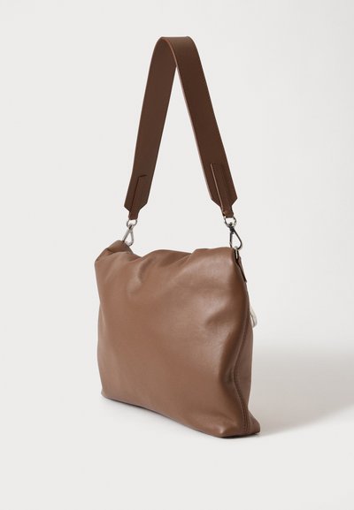 Sac à bandoulière en cuir marron doux avec large sangle réglable et attaches métalliques argentées sur un fond clair uni.