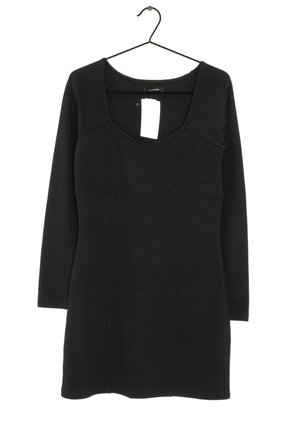 Abito nero a maniche lunghe con scollo quadrato, caratterizzato da un'apertura a chiave sul retro e dettagli delle cuciture per una silhouette aderente.