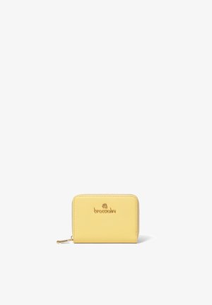 Piccolo portafoglio giallo in pelle con cerniera a giro e logo in metallo dorato, insieme alla cerniera dorata, su sfondo bianco.