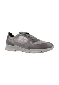 Zapatilla atlética gris con una mezcla de ante suave y texturizado. Presenta una punta redondeada, cordones grises y una suela de goma flexible.
