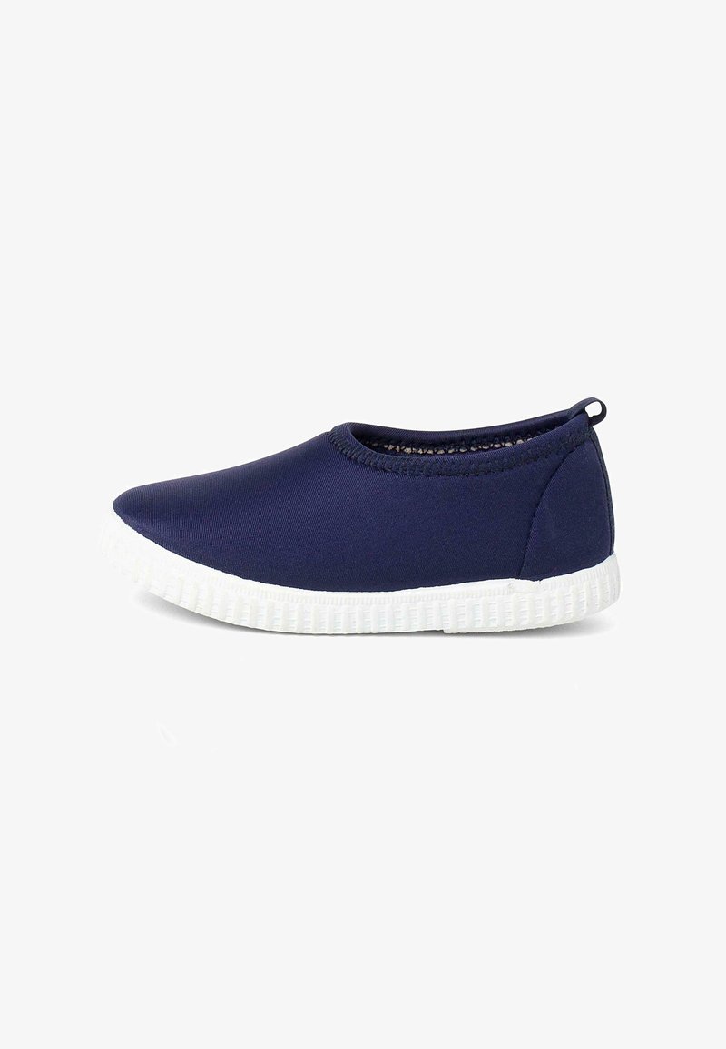 Námornické slip-on boty vyrobené z měkké tkaniny s bílou gumovou podrážkou. Vyznačují se zaoblenou špičkou a minimalistickým designem bez viditelných vzorů.