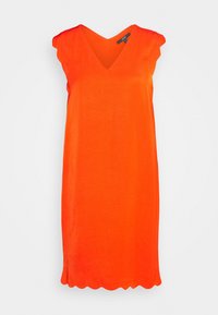 Oranje mouwloos jurkje met een V-hals, gegolfde zoom en een zachte textuur. Eenvoudig ontwerp zonder extra patronen of hardware.