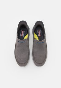 Skechers DELSON 3.0 - Jalga libistatavad jalanõud - gray