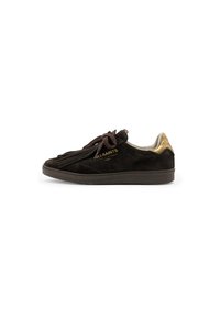 Sneaker in suede marrone scuro con dettaglio dorato sul tallone, lacci a nappa e logo "ALLSAINTS" sul lato, mostrato di profilo su sfondo bianco.