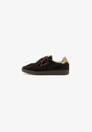 Sneaker in suede marrone scuro con dettaglio dorato sul tallone, lacci a nappa e logo "ALLSAINTS" sul lato, mostrato di profilo su sfondo bianco.