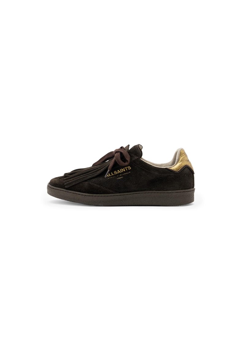 Sneaker in suede marrone scuro con dettaglio dorato sul tallone, lacci a nappa e logo "ALLSAINTS" sul lato, mostrato di profilo su sfondo bianco.