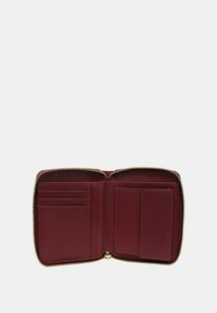 Portafoglio in pelle bordeaux con zip dorata. Interno dotato di scomparti per carte e ulteriori scomparti, finitura testurizzata, design compatto.