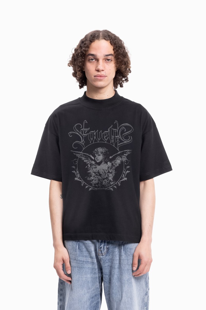 Svart bomull T-skjorte med korte ermer, prydet med et grått grafisk trykk av en engleaktig figur og blomsterdesign på forsiden.