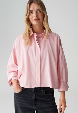 Lichtroze, oversized blouse met een puntige kraag, knoopsluiting aan de voorkant en opgerolde mouwen. Gemaakt van gladde stof, met een cropped zoom.