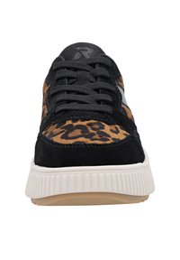 Sneaker met een zwarte suede bovenkant en een luipaardprintaccenten, ronde neus, gestructureerde vetersluiting aan de voorkant en een dikke witte rubberen zool.