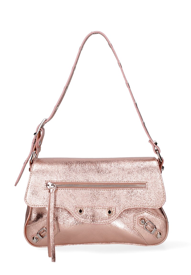 Borsa metallic rose gold con pattina pieghevole, tasca con zip e dettagli decorativi in metallo. Tessuto morbido, tracolla regolabile.