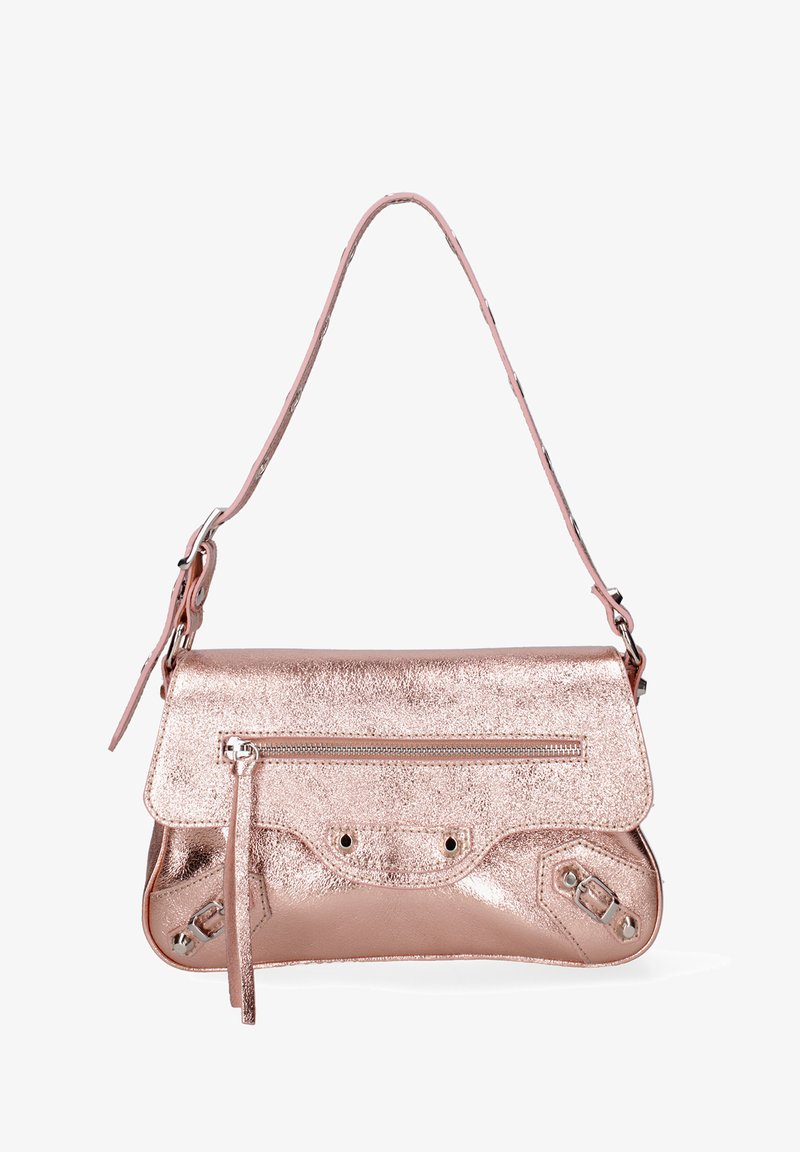 Borsa metallic rose gold con pattina pieghevole, tasca con zip e dettagli decorativi in metallo. Tessuto morbido, tracolla regolabile.