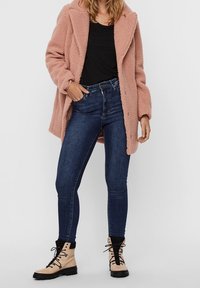 Vero Moda Abrigo de invierno - light pink